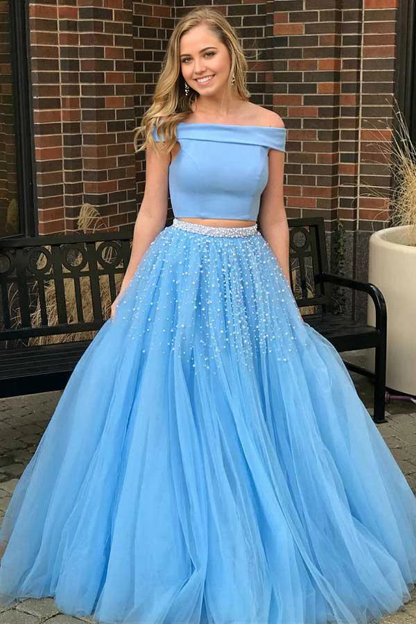 Vestido de fiesta de dos piezas de tul azul con espalda abierta y cuentas